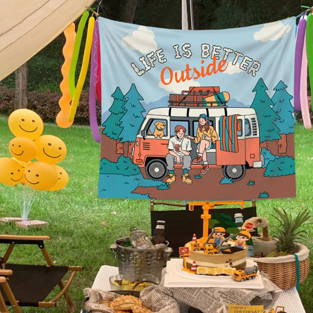 Outdoor Adventure Background - レトロなキャンピングカーテープストリー、アウトドアアドベンチャー＆森林シーンの壁掛け、寝室や寮の背景に最適なボヘミアンキャンプ装飾