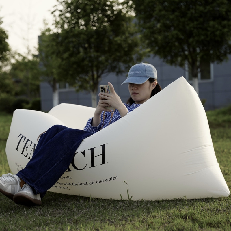 寝転びや睡眠用のインフレータブルソファ、エアアドベンチャーキ - Outdoor Adventure Festival のレビューと価格