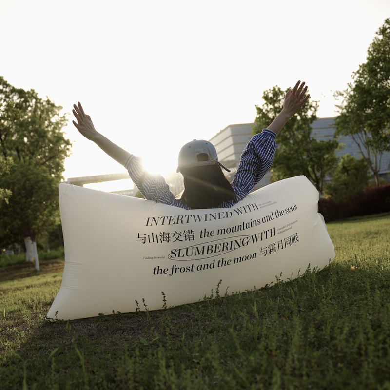 寝転びや睡眠用のインフレータブルソファ、エアアドベンチャーキ - Outdoor Adventure Festival のレビューと価格