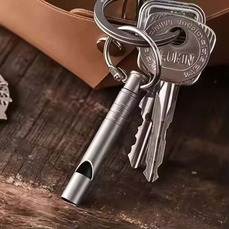 新しいチタン製緊急サバイバルホイッスル（ランヤード付き） - - Outdoor Adventure Youtube のレビューと価格